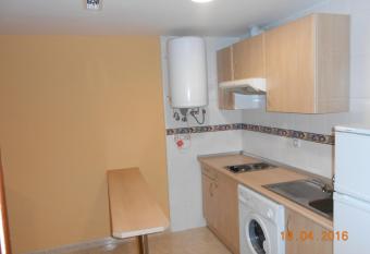 Apartahotel Los Hermanos allows 18 year olds to book a room