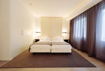 Hotel Lois allows 18 year olds to book a room