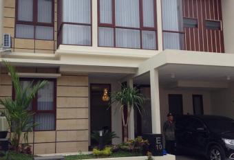 Fams Homestay by FH Stay has Balcony rooms