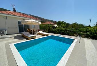 Alea Villa has Balcony rooms