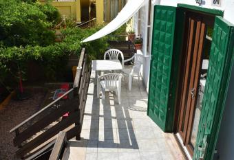 Appartamento con cortile e terrazza Sud Sardegna has Balcony rooms