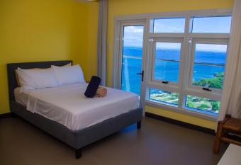 Arterra Corner Penthouse, OceanFront, fast WiFi, NFlix, kitchen allows 18 year olds to book a room