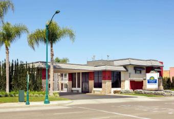Days Inn & Suites by Wyndham Anaheim At Disneyland Park has Balcony rooms