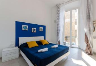 LA CASA ROSA AL MARE- Centrale a 20 mt dal mare-Garage privato- aria condizionata-wifi allows 18 year olds to book a room