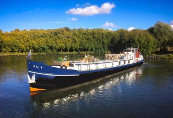 Bateau p  niche au coeur de Lille allows 18 year olds to book a room