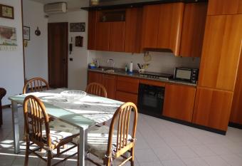 La casa di Anna allows 18 year olds to book a room