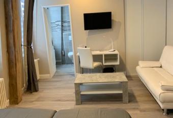 hotel des 2 nations allows 18 year olds to book a room