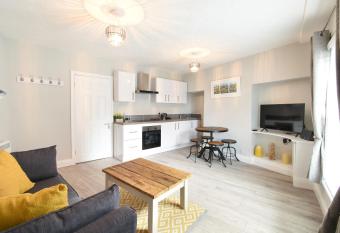 Blossoms Reach - 2 minutes from station and city centre allows 18 year olds to book a room