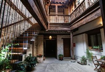 Tiempo de Toledo has Balcony rooms