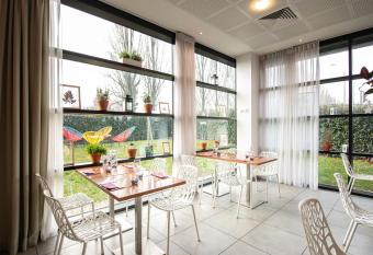 Best Western Plus Paris Velizy allows 18 year olds to book a room