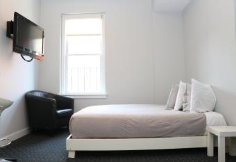 Cozy Studio on Newbury Street, #1 allows 18 year olds to book a room