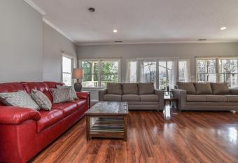 South Asheville home with hot tub just 11 miles to downtown has rooms with a private hot tub