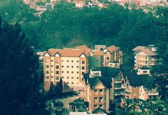 Courtyards Peak-Corner Pinestay - at Goshenland Baguio has Balcony rooms