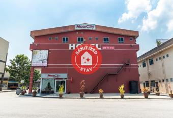 Super OYO 756 Muar City Hotel allows 18 year olds to book a room