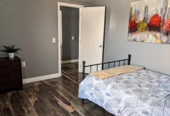 Downtown Bungalowo 2 bedroom allows 18 year olds to book a room