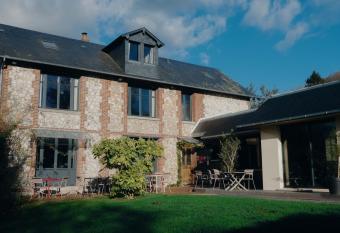 La Fra  chette-H  tel & Spa allows 18 year olds to book a room