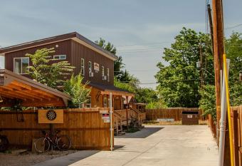 Wanderlust Condo- one bedroom allows 18 year olds to book a room