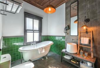 Casa Sur Antalya has rooms with a private hot tub