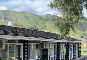 Racecourse Motel has Balcony rooms