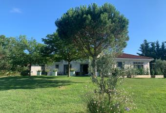 Le Clos du Pontet has Balcony rooms