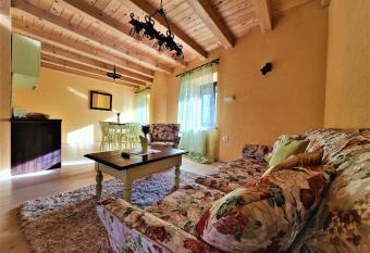 Apartman  has rooms with a private hot tub