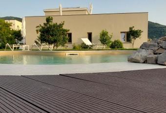 Do  Petro Relax & Pool has Balcony rooms