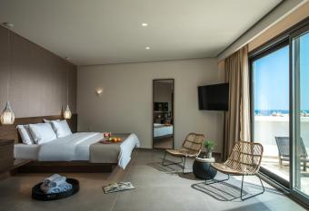 Metropole Urban Hotel has rooms with a private hot tub