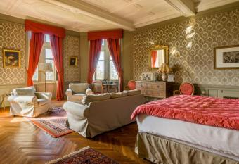 Chateau LE BROSSAY has Balcony rooms