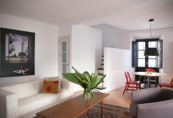 RONDAPLACE APTO allows 18 year olds to book a room