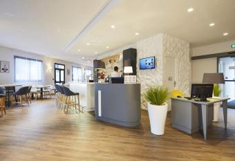 Kyriad Paris Ouest - Bezons La D  fense allows 18 year olds to book a room