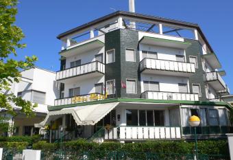 Hotel Elite allows 18 year olds to book a room