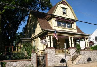 Manheim Manor Bed & Breakfast has Balcony rooms