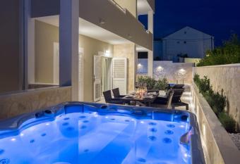 Apartment Villa Franko Maris has rooms with a private hot tub
