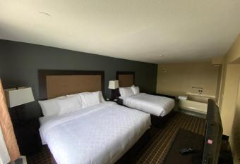 Days Inn & Suites by Wyndham Norton Shores/Muskegon has rooms with a private hot tub