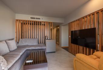 Hurghada Long Beach Resort has rooms with a private hot tub