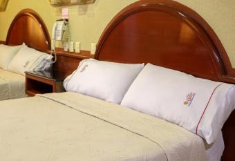 Motel Caribe has rooms with a private hot tub