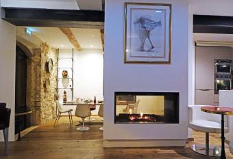 Demeure d h  tes Le Rocher allows 18 year olds to book a room