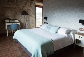 Casa Rural Abadia Eiras has rooms with a private hot tub