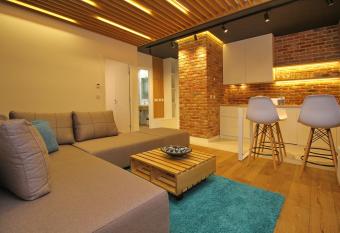 Elena Apartment&Spa has rooms with a private hot tub