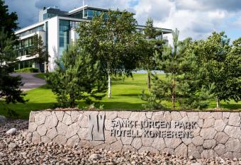 Sankt J  rgen Park allows 18 year olds to book a room