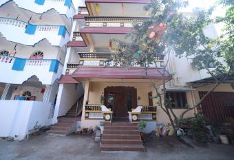Le Pondy Home Stay has Balcony rooms