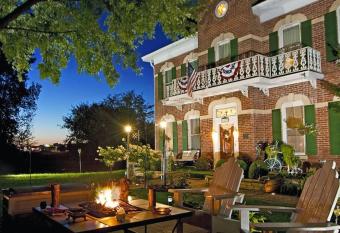 Cloran Mansion Bed & Breakfast has Balcony rooms