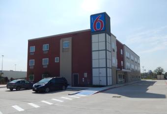 Motel 6-Houston, TX - Downtown North allows 18 year olds to book a room