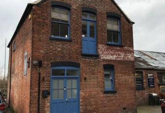 1 bed river apartment on the docks has Balcony rooms