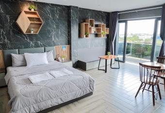 Cherry Hotel B   n L   c has Balcony rooms