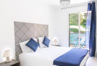 Les Mimosas has Balcony rooms