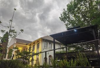 Lotus Guest House has Balcony rooms