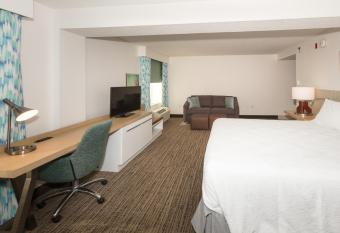 Hilton Garden Inn St. Augustine Beach has rooms with a private hot tub