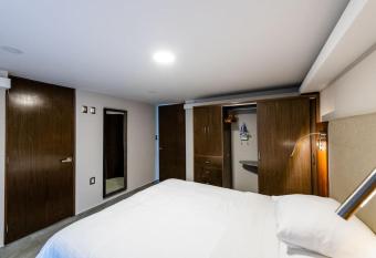 Rochester 10 has Balcony rooms