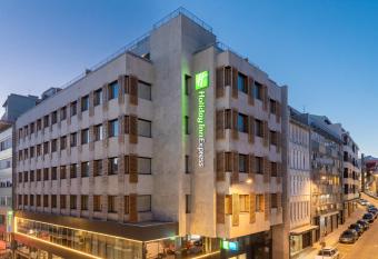 Holiday Inn Express Porto City Centre, an IHG Hotel allows 18 year olds to book a room